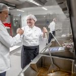 Aktion Mensch - 13.02.2019 - Rudi Cerne, Botschafter der Aktion Mensch, besucht die Küche des von Lecker hoch drei – Dinners för Kinners in Hamburg.