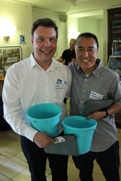 "Lecker hoch drei"-Mitarbeiter beim Losverkauf